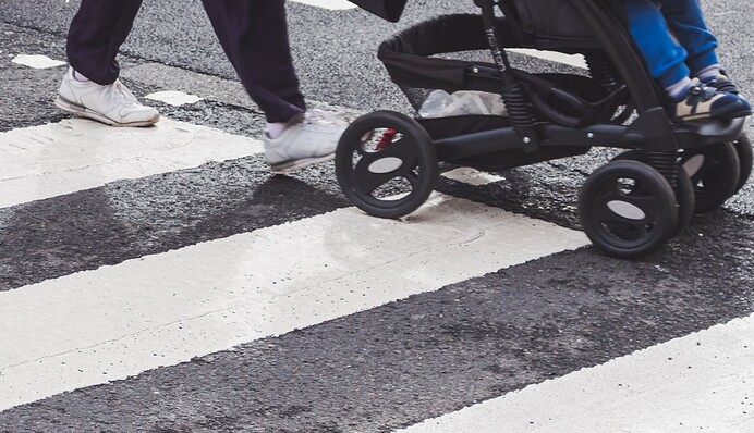 В Киеве таксист на скорости сбил мать с ребенком и пытался сбежать: фото