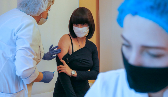 Українці налякані і тиражують неправду: чому влада провалила кампанію вакцинації від COVID-19