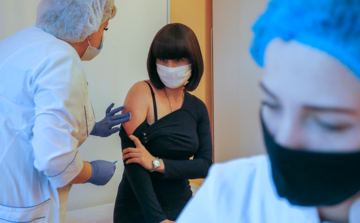 Українці налякані і тиражують неправду: чому влада провалила кампанію вакцинації від COVID-19