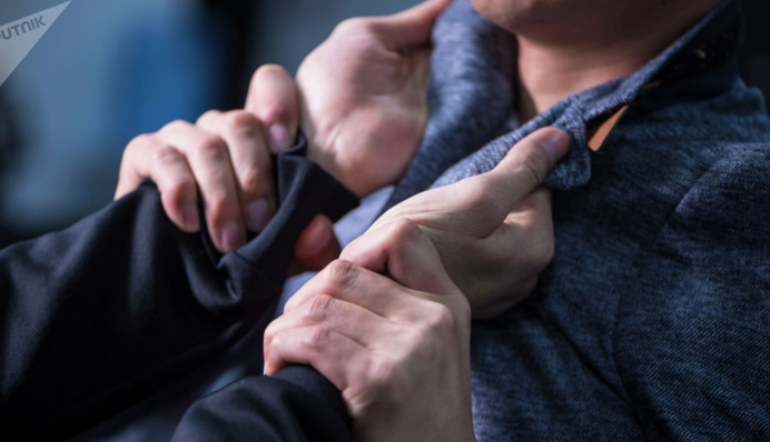 Били руками і ногами: в Рівному жорстоко 