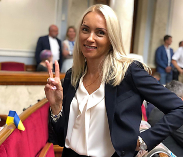 Нардеп из "Слуги народа" засветила в Раде часы за 3 тыс. долларов: эксклюзивное фото