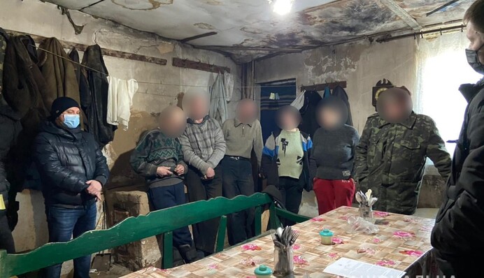Під Харковом пенсіонер організував трудове рабство: люди жили в антисанітарії