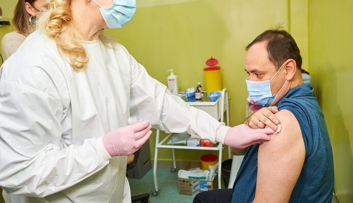 Мэр охваченного коронавирусом города получил вакцину в прямом эфире - видео