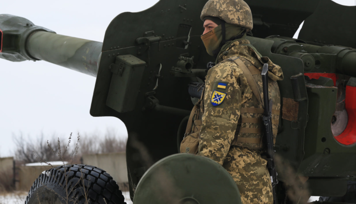 Ранили военного и стягивают вооружение: появились тревожные новости с передовой на Донбассе