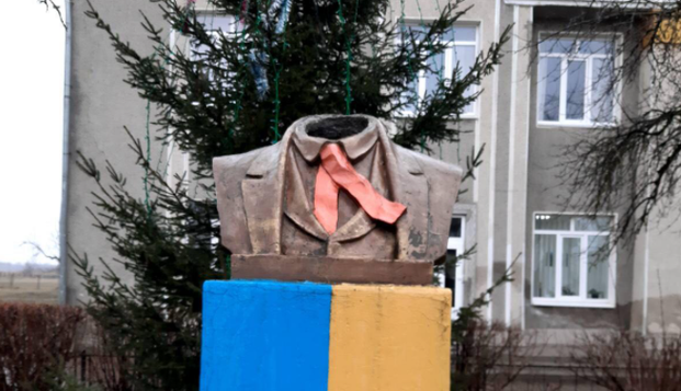 На Прикарпатті затримали вандалів, які обезголовили пам'ятник Шевченку: фото