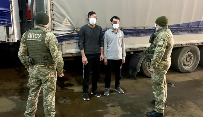 Под Одессой задержали двух сирийцев: приплыли из Турции в прицепе грузовика, фото и видео