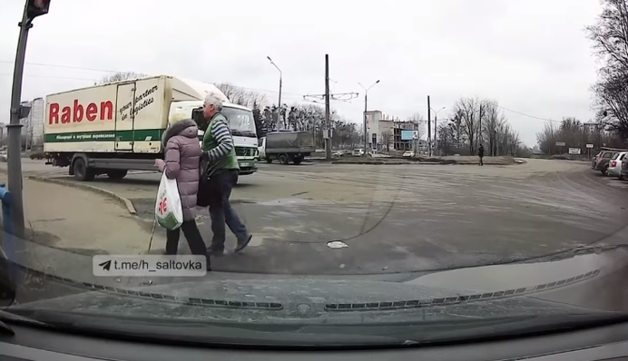 В Харькове водитель грузовика остановился, чтобы перевести через дорогу слепую женщину: видео