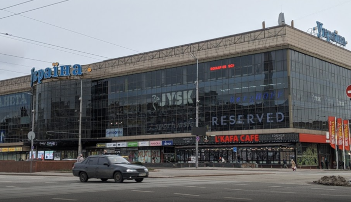 ​В Киеве заявили об угрозе взрыва в популярном универмаге, на место примчались 