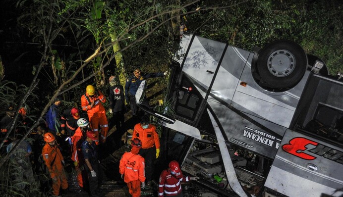 В Індонезії автобус зі школярами впав у прірву: рахунок жертв іде на десятки