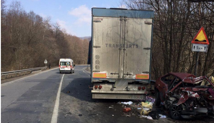 На трассе Киев-Чоп грузовик превратил авто в груду металла: фото с места трагедии