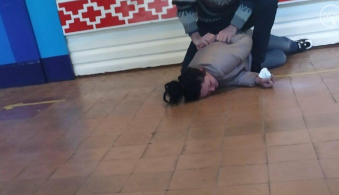 У Маріуполі скандал через побиття мамою учня керівництва школи: фото і відео