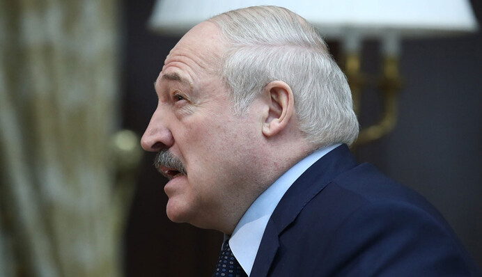 Снайпер готовий до пострілу: мережі повеселило фото Лукашенка 