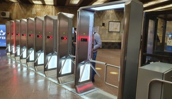 У Києві через нові турнікети в метро утворилися величезні черги: фото