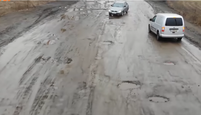 В Украине нашли самую худшую дорогу - 30 км настоящего 