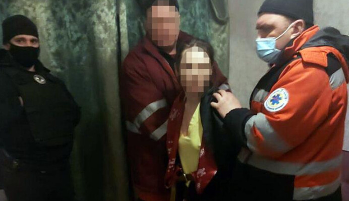 Без їжі і в холоді: в Києві від горе-матері врятували школярку