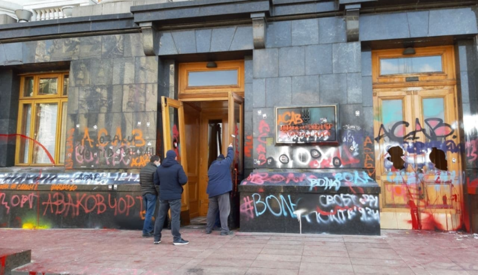 В Киеве начали устранять последствия беспорядков митингующих под ОПУ: фото и видео