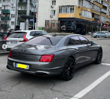 У Києві засвітився розкішний Bentley - таке авто коштує 9 млн: фото