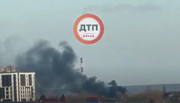 Поднялся огромный столб черного дыма: в Киеве вспыхнул серьезный пожар, видео