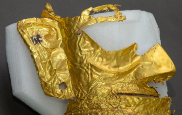 Археологи обнаружили золотую маску в Китае, которой 3 тыс. лет - хранит большую тайну: фото