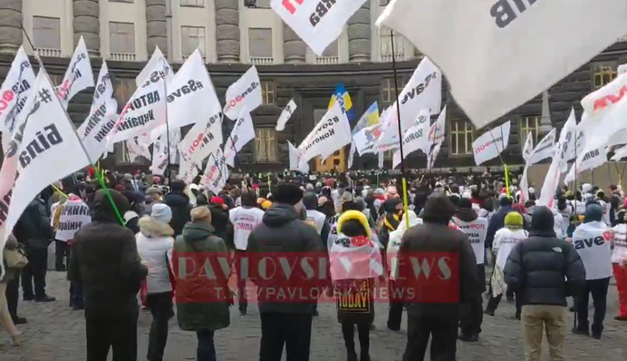 В Киеве предприниматели пикетируют Кабмин и требуют встречи с премьером: видео