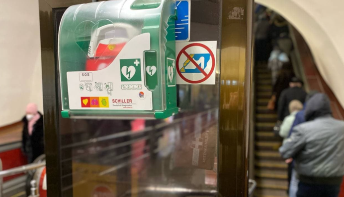 В Киеве в метро спасли жизнь мужчине: помогло недавнее обновление в подземке
