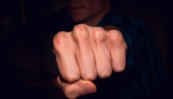 У київському супермаркеті охоронець побив жінку і поплатився: відео інциденту