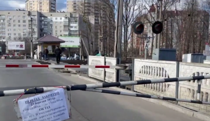Под Киевом перекрыли проезд на важном железнодорожном переезде: что происходит, видео