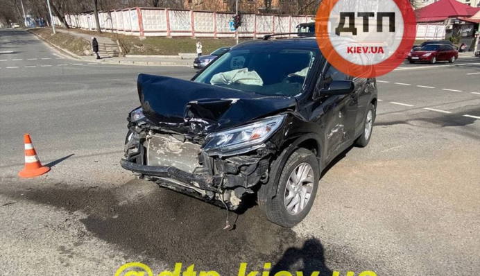 У Києві сталася серйозна ДТП - таксі на швидкості викинуло на тротуар: фото