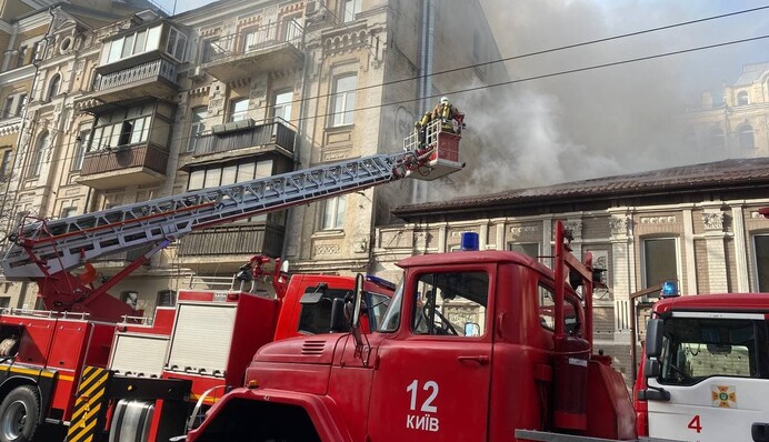 В центре Киева пылает здание: эксклюзивные подробности с места событий