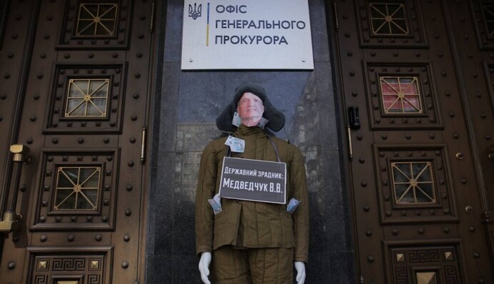 З фаєрами й опудалом Медведчука: в Києві пройшла видовищна акція