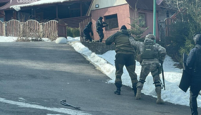 З басейном і елітним автопарком: з'явилися фото обшуків в особняку Медведчука на Закарпатті