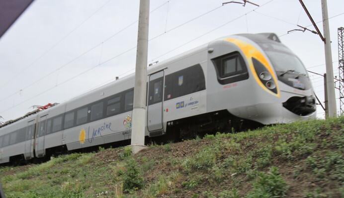 Под Запорожьем сошел с рельсов поезд Intercity: видео и детали аварии