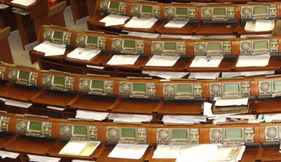 В Раде на двух депутатов стало меньше: кто и куда ушел