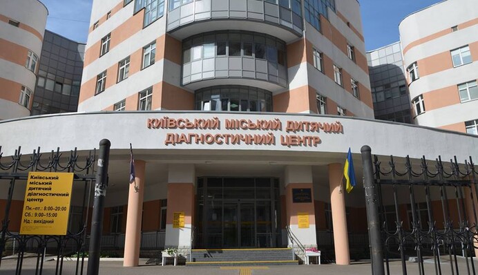 Врачам фигу, себе 100 тысяч: в деле с закрытием детского диагностического центра появились неожиданные детали