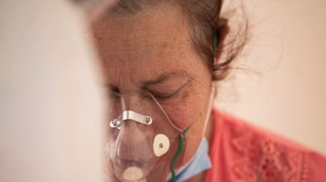 Медиков сделали "крайними": врач указал на хитрость и бездарность власти при борьбе с COVID-19