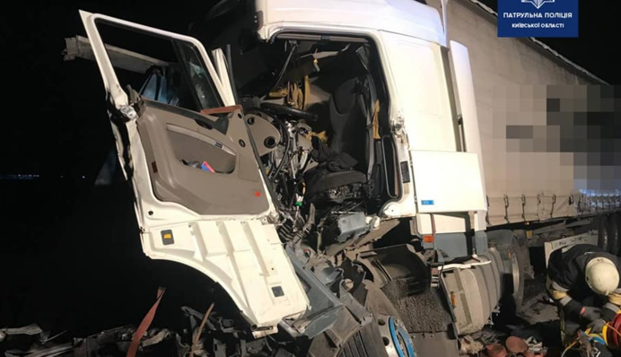 Хотів поміняти колесо, а потрапив до лікарні: під Києвом сталася масштабна ДТП