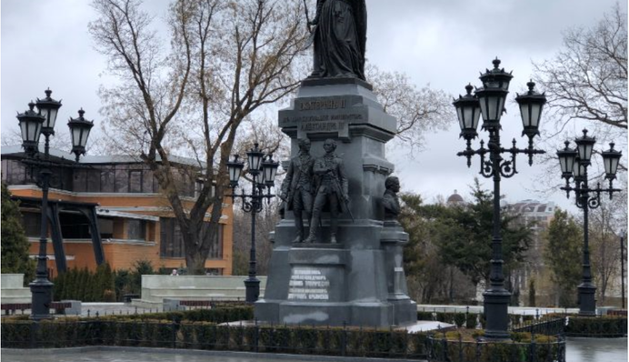 Не простоял и 5 лет: в Крыму произошло ЧП с памятником Екатерине II