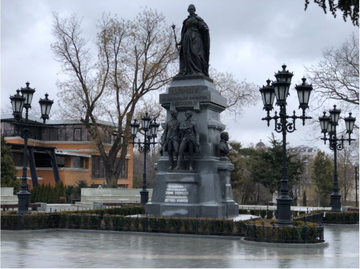 Не простоял и 5 лет: в Крыму произошло ЧП с памятником Екатерине II