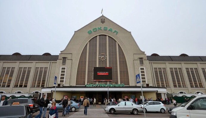 Більше не вокзал: в Києві блогери оригінально повеселили людей 1 квітня, фото