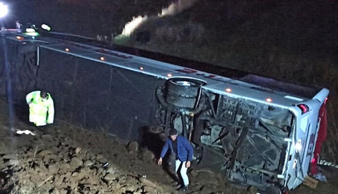 У Туреччині автобус потрапив в серйозне ДТП: до лікарні доставили десятки людей