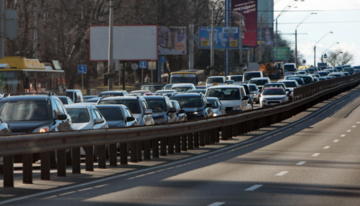 Киев сковали огромные пробки в первый день локдауна: на въезде в город стоят сотни машин, видео