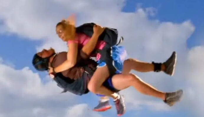 Парашютисты попытались устроить интим в воздухе: что из этого получилось, фото