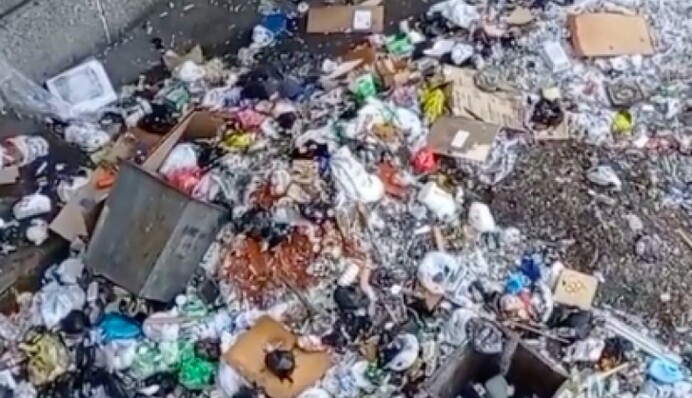 У Росії мешканці перетворили гуртожиток на сміттєзвалище - сміття викидають прямо з вікон: відео