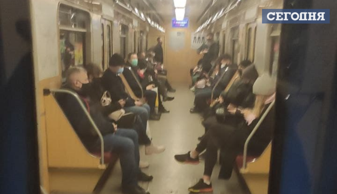 У Києві зупинили рух на синій гілці метро: названа причина, фото