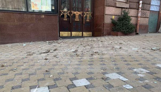 Дивом ніхто не постраждав: у центрі Києва частина фасаду будівлі ледь не впала на пішоходів, фото
