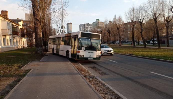 Машини їдуть по тротуару: в Києві аварія водовоза з мікроавтобусом паралізувала рух, фото