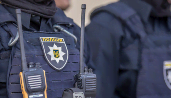 У Чернівцях порушниця карантину вигнала копів зі свого магазину: відео інциденту