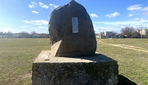 Розваги на кістках: окупанти в Криму перетворюють мусульманське кладовище в каток, фото