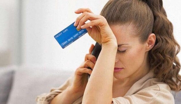 У украинцев с карточек автоматически списывают долги: кому это грозит