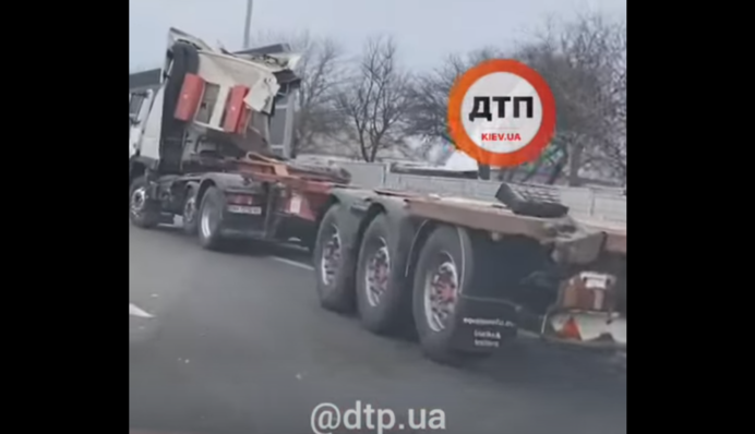 На трасі Київ-Одеса сталася страшна ДТП з фурою - знесло півкабіни: відео